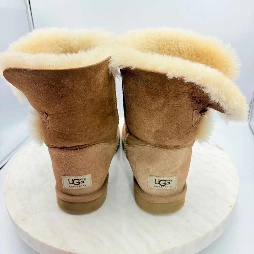UGG Bailey Button Boots Womens Size‎ 8 Chestnut Brown Suede Sheepskin Warm Y2K